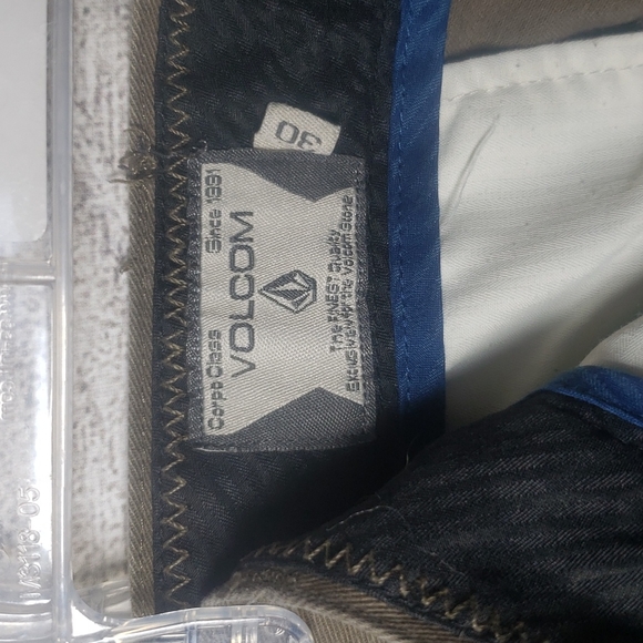 Volcom shorts - Picture 6 of 8